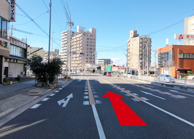 愛知銀行を右手に見ながら平安通1丁目の交差点を黒川方面に向かって直進します。