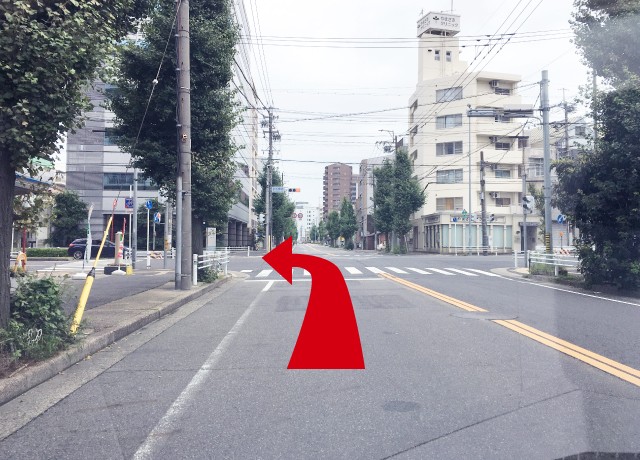 彩紅橋通（左手にファミリーマート）交差点を左折します。