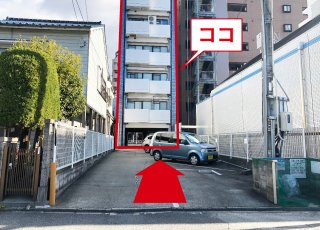 車でお越しのお客様は、患者様専用駐車場をご利用下さい。
「すまいちワンパーク平安通」の14番と15番の2台分が当院の駐車場です。（番号の前に月極のマークがはってあります） ビルの裏側の駐車スペースの脇を通り抜けるとビルの入り口がございますので、エレベーターで5階までお越しください。