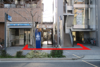 地下鉄平安通駅エレベーター出口徒歩1分北隣のビルです。（平安通り駅からエレベーターで上がって左隣のビルの5階Ａ号になります。）